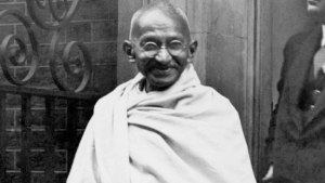 history_gandhi_on_arrival_in_britain_speech_sf_still_624x352